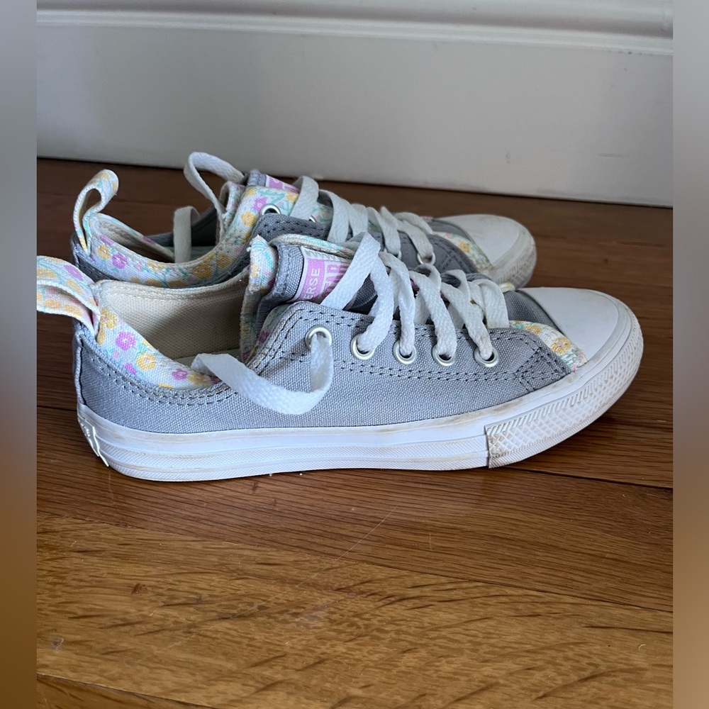 Converse Chuck Taylor Gray and Floral Low Top Girls size 1 Sneakers - Picture 2 of 9